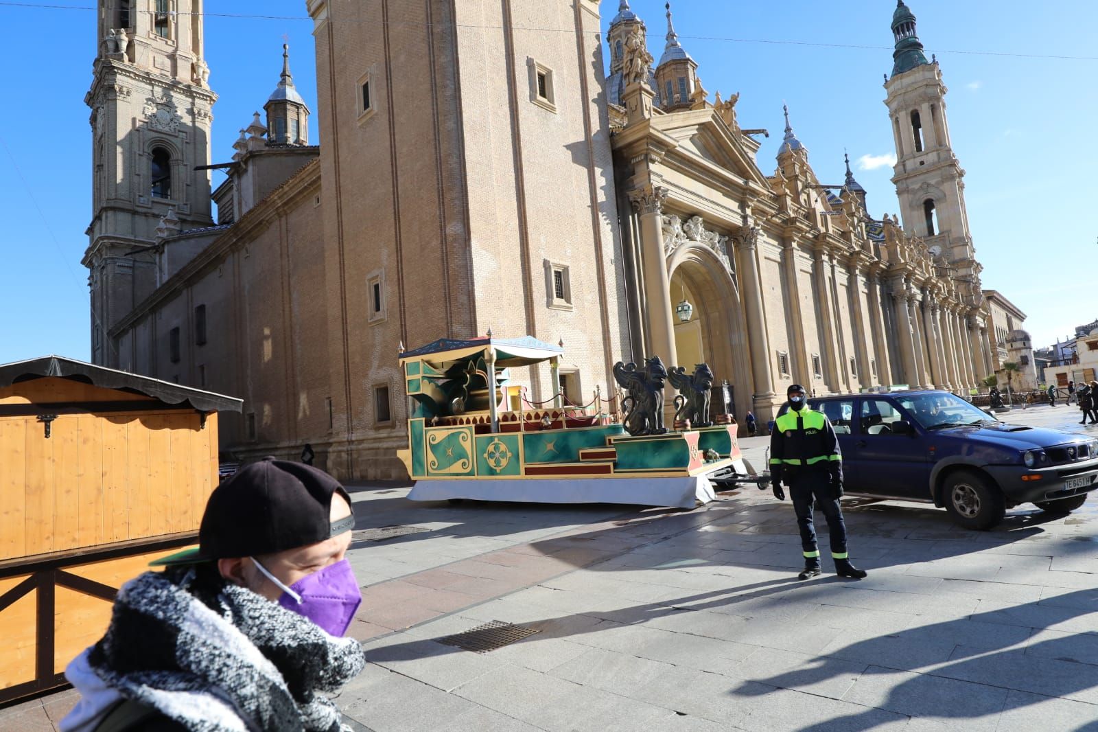 Las carrozas se han transportado desde los almacenes municipales tirados por coches.