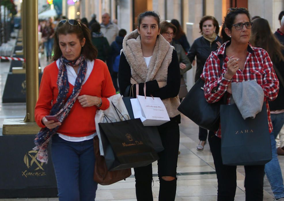 Bajada de temperaturas generalizada que se deja sentir en las calles de Málaga, aunque sin riesgo de precipitaciones