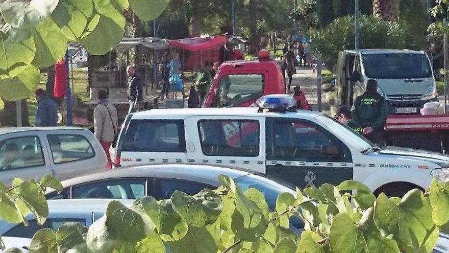 Guardia Civil custodiando el mercadillo, ayer. // S.Á.