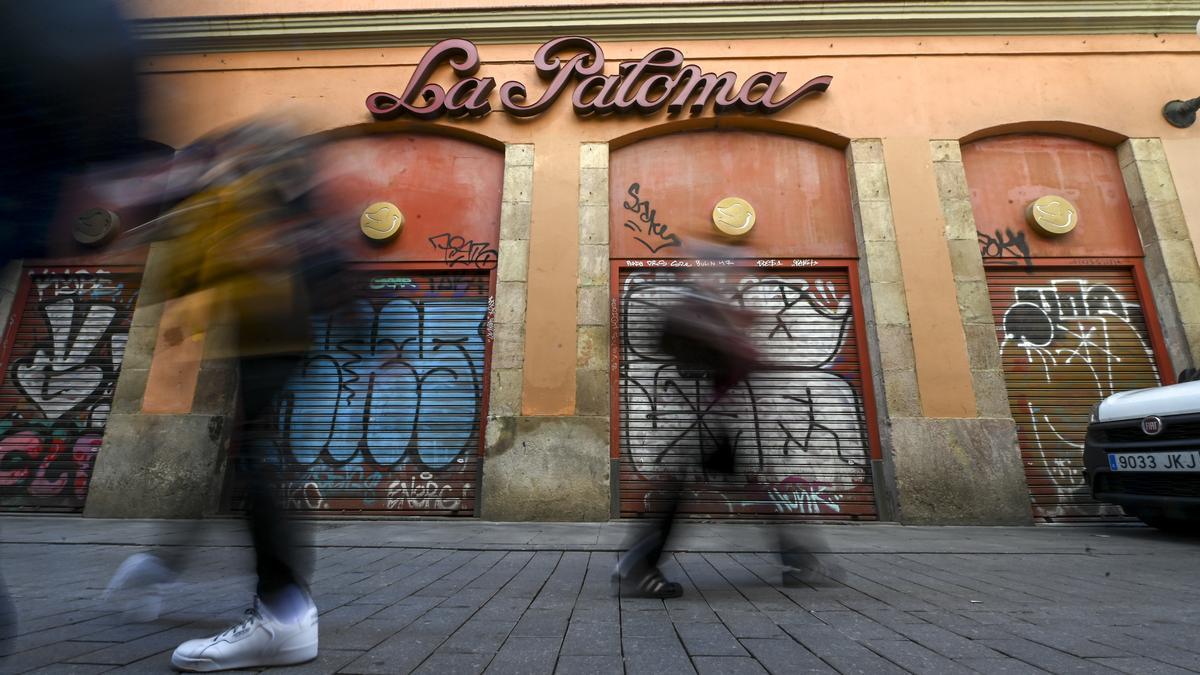 Fachada de la sala de fiestas La Paloma, que acaba de reabrir sus puertas en la calle del Tigre de Barcelona