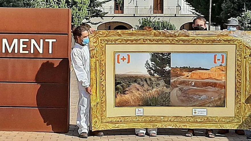 La Iaeden-Salvem l&#039;Empordà protestant per la pedrera aquest estiu, a l&#039;Ajuntament de Llers.