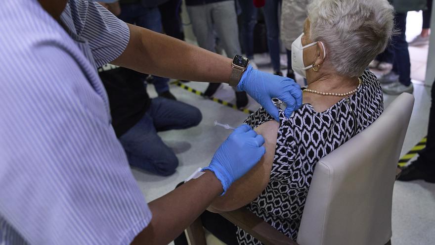 Sanidad suma otros 945 casos de covid y cinco fallecidos