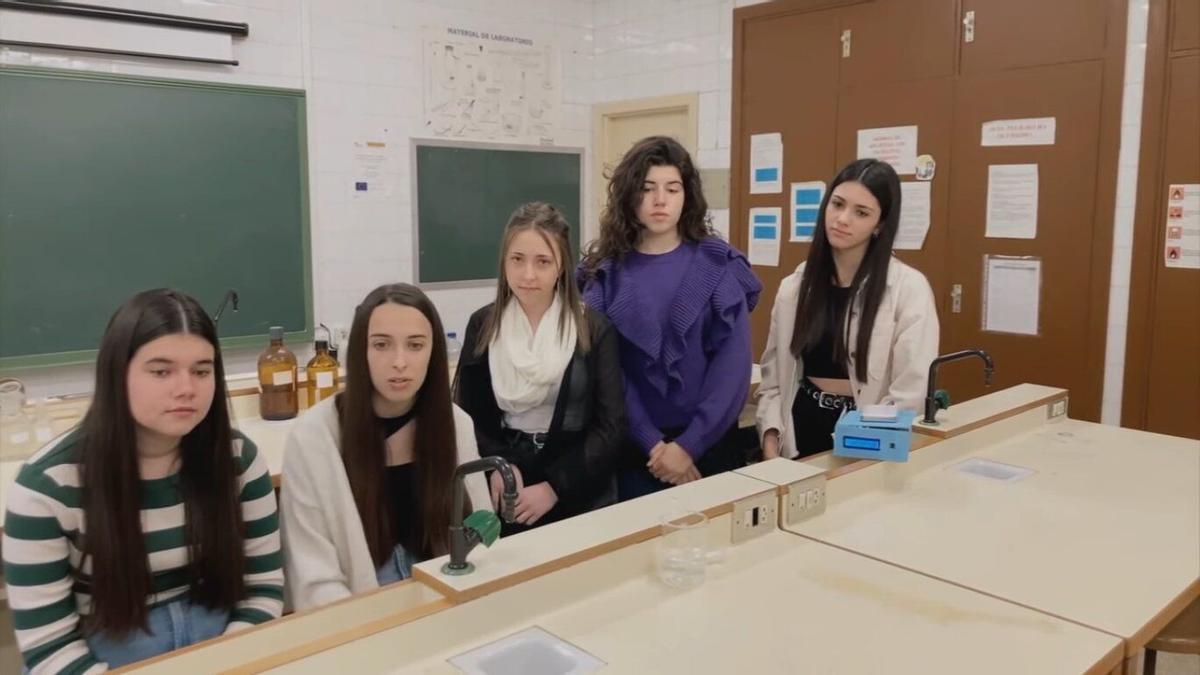 Las cinco estudiantes presentan la estación creada para medir la contaminación en Toro