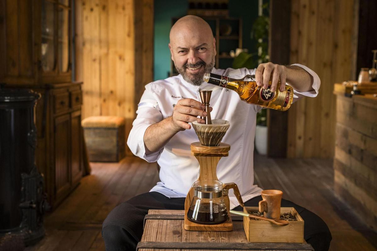 Andrés Torres, de Casa Nova, posa con su creación de carajillo.