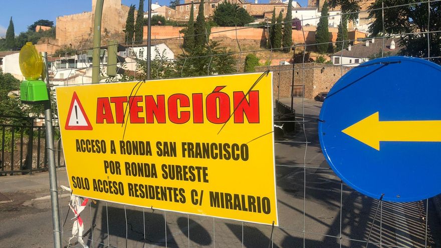 Cortan el acceso al hospital San Pedro de Cáceres por Mira al Río: confusión y caos entre los conductores