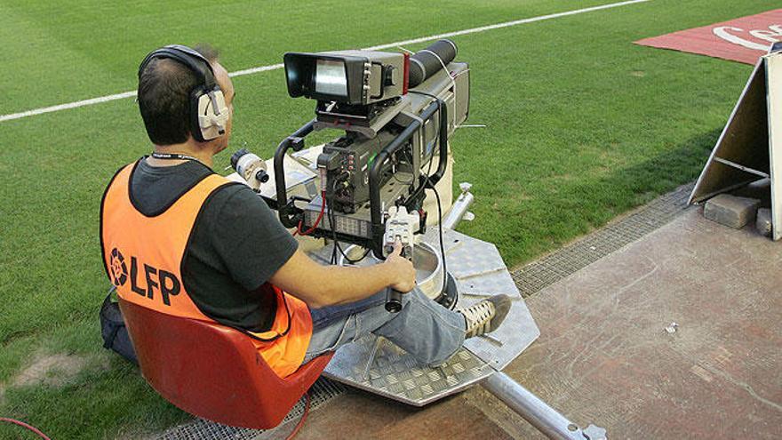 Una cámara de televisión en un estadio de fútbol.