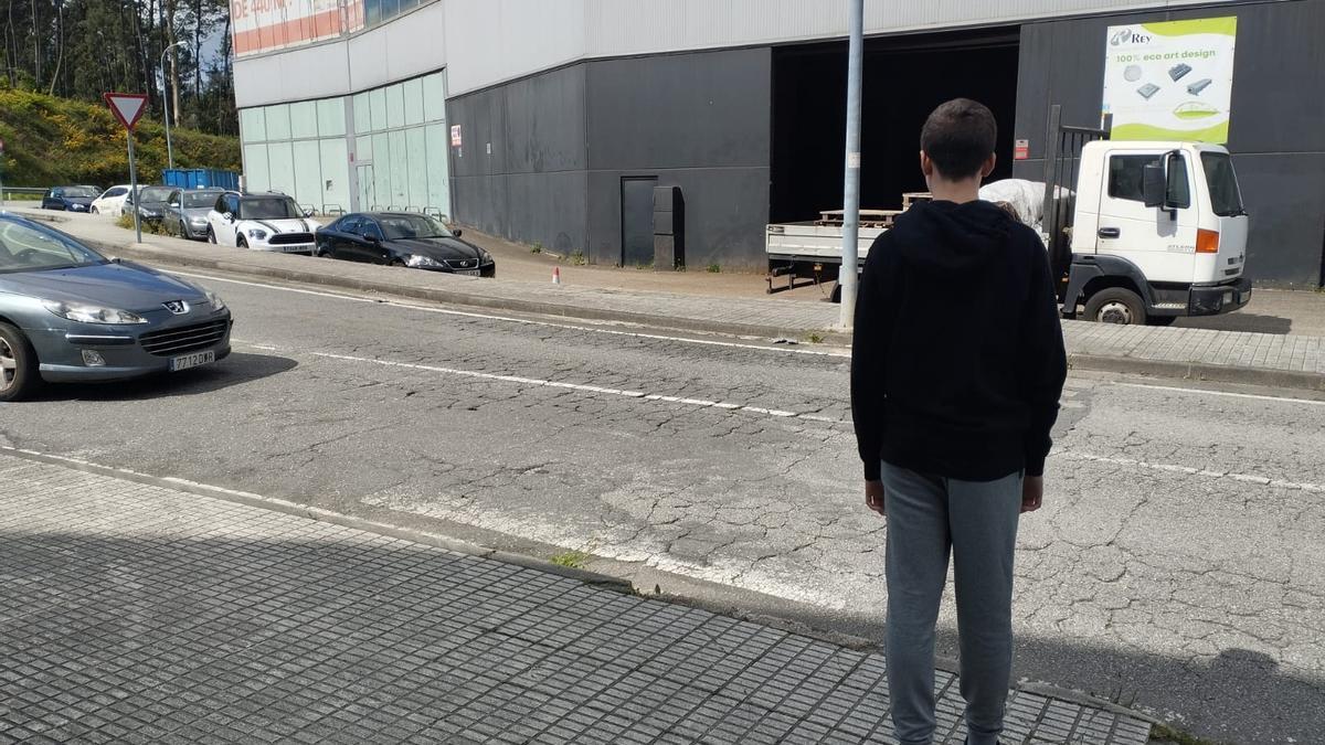 Paso de peatones completamente borrado en el acceso al Hospital do Salnés.