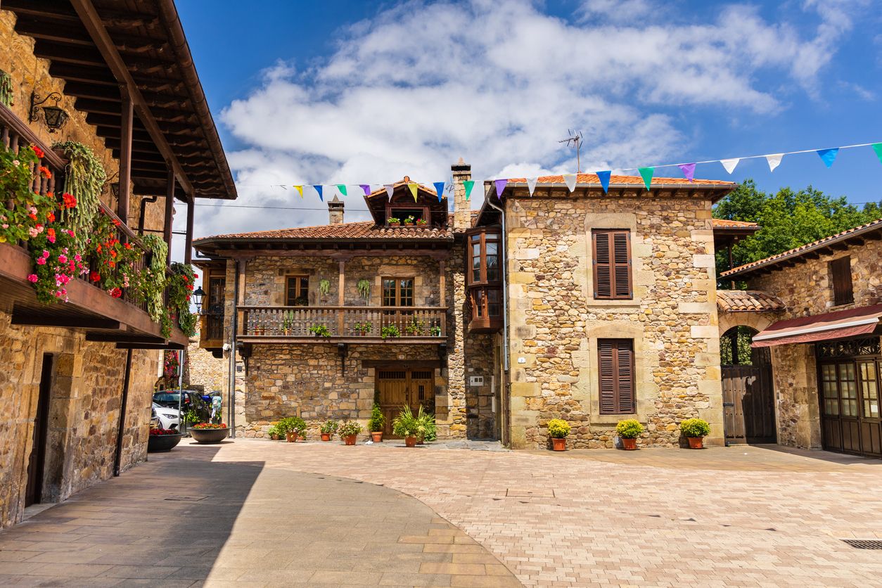 Plaza rodeada de antiguas casas rurales de piedra. Liérganes, Cantabria, España.