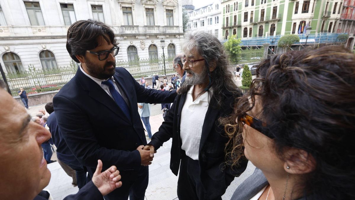 Enrique Riestra, alcalde de Llanes, saluda en la puerta de Presidencia a Miguel Trevín, hermano del expresidente del Principado.