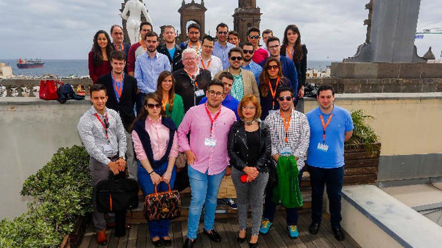 La concejala Encarna Galván, con un grupo de estudiantes de Derecho.