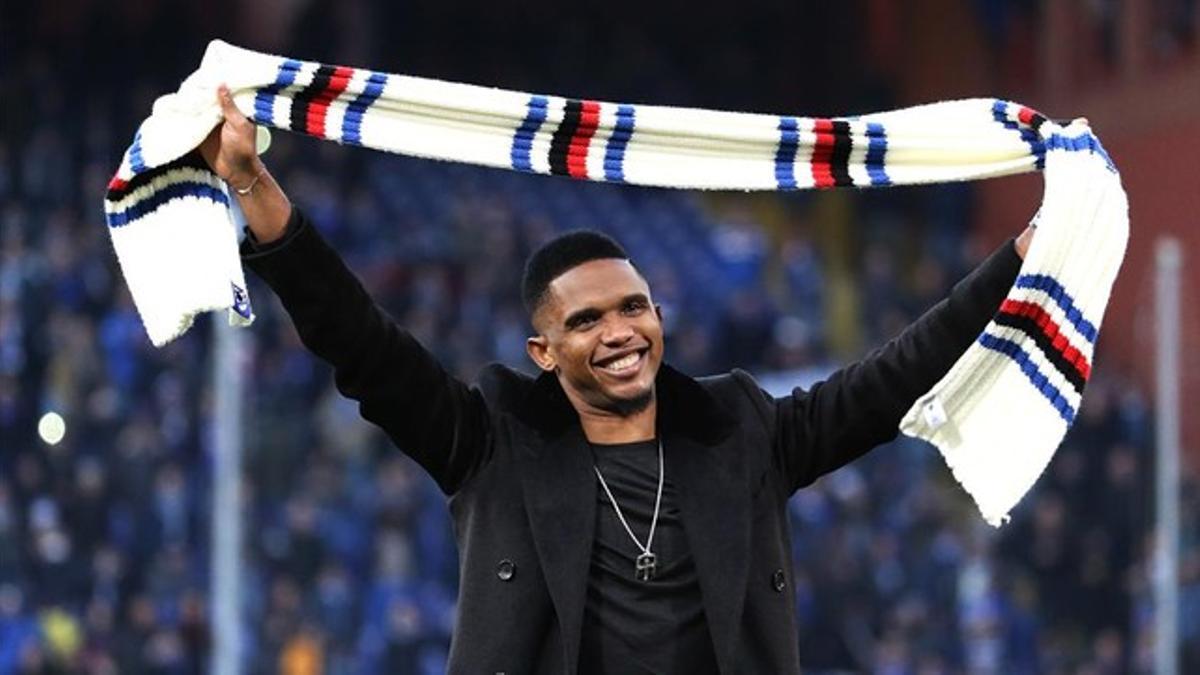 Samuel Etoo saluda a los aficionados de la Sampdoria en el Luigi Ferraris.