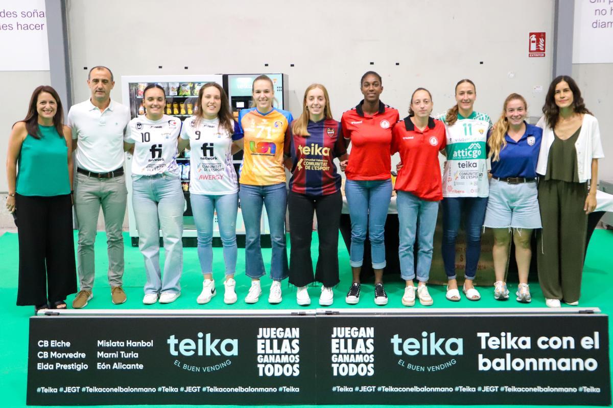 Capitanas de los seis equipos (CBM Elche, Balonmano Morvedre, Elda Prestigio, Handbol Mislata, EÓN Alicante y Levante UDBM Marni) que forman parte de la iniciativa impulsada por Teika.