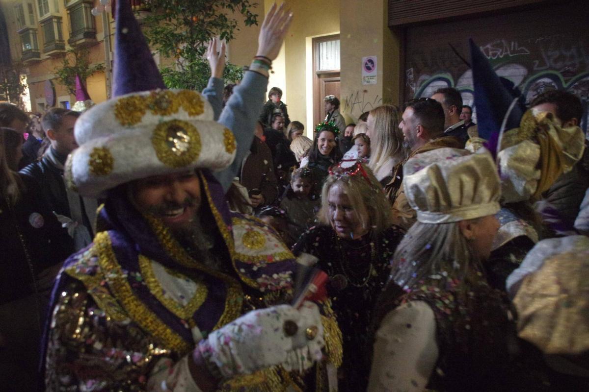 El Heraldo de los Reyes Magos recorrió las calles del Centro de Málaga acompañado de dos bandas de música, recogiendo cartas y encontrándose con los malagueños