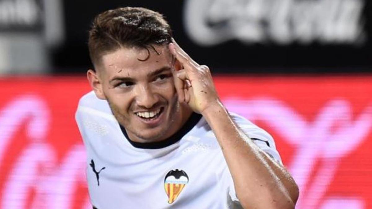 Manu Vallejo celebra un gol con el Valencia CF