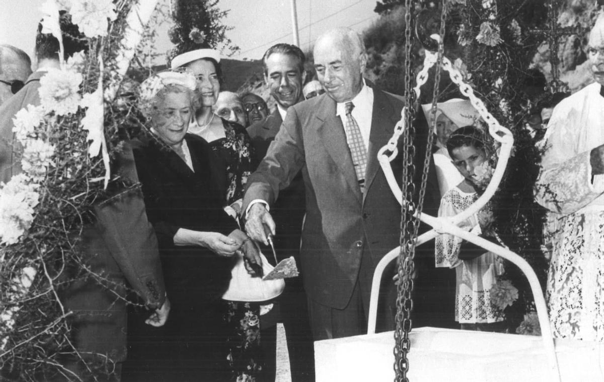 Colocación de la primera piedra en los Hogares Mundet por el matrimonio Artur Mundet y Anna Gironella, 11 de septiembre de 1954.