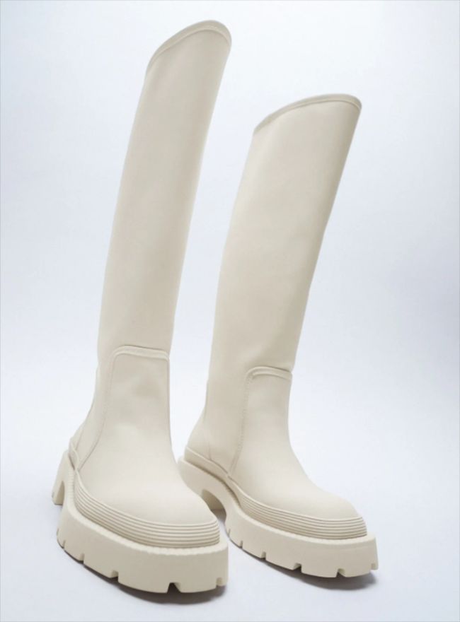 Las botas altas se llevan planas, engomadas y blancas, y Laura Matamoros ya  tiene las suyas de Zara - Woman