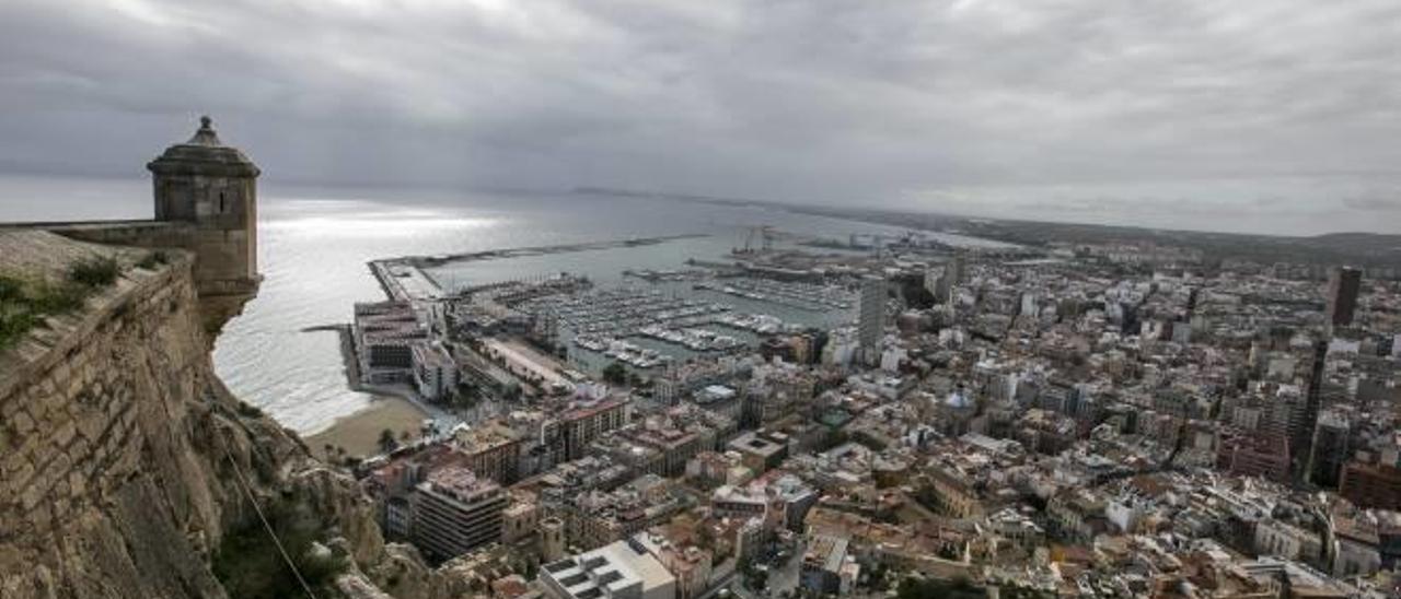 Panorámica de la ciudad de Alicante tomada desde lo alto del Castillo de Santa Bárbara