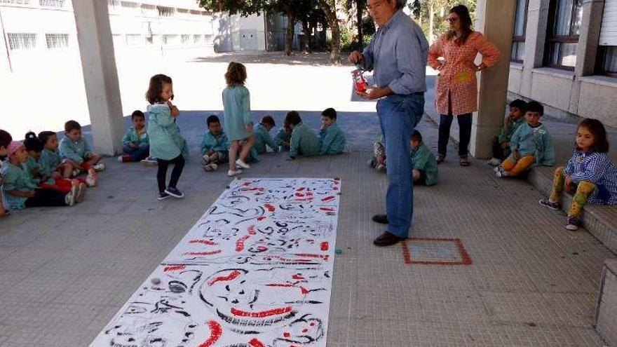 El pintor Nicolás González Aller, con niños del CEIP de Silleda.