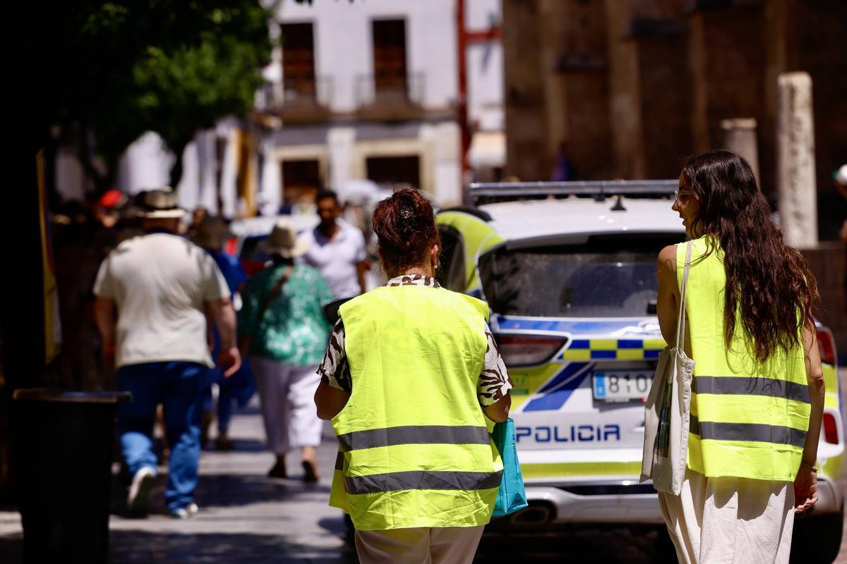 Córdoba. Los comerciantes de la Judería se han organizado en patrullas ante los carteristas de la Judería. Turismo casco histórico