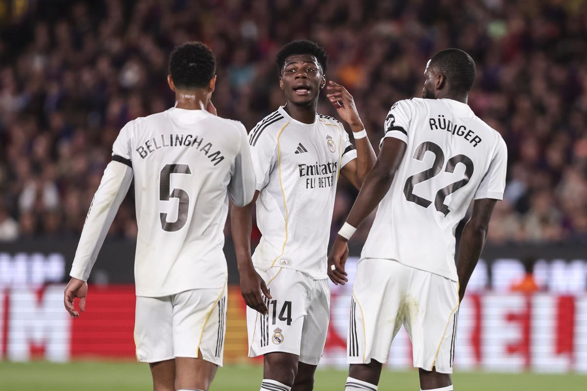 Aurelien Tchouameni, Jude Bellingham y Antonio Rudiger durante el clásico Barça-Real Madrid del Camp Nou de LaLiga 2025/26