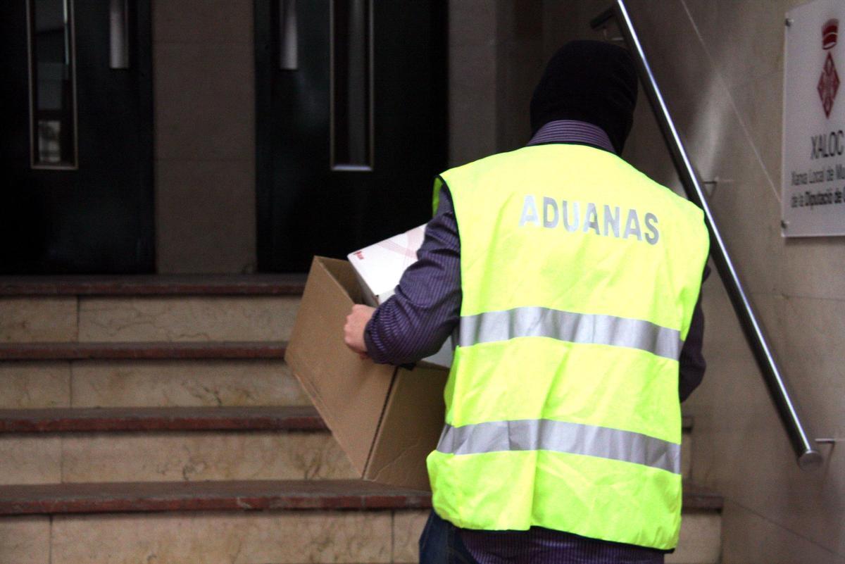 Membres de l'Agència Tributària escorcollant el Xaloc, organisme autònom de la Diputació de Girona que s'encarrega de gestionar els tributs dels ajuntaments que els ho deleguen, en el 2013.