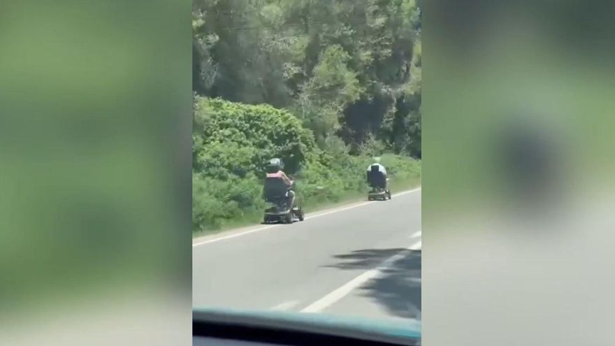 Dos personas en silla eléctrica por la carretera de Muro a Can Picafort: nuevo episodio surrealista en las vías de Mallorca