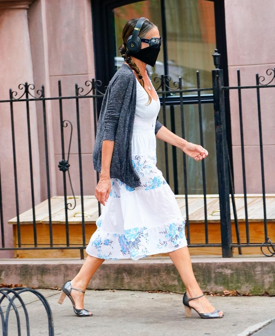 Sarah Jessica Parker con vestido, chaqueta de punto y zapatos de tacón