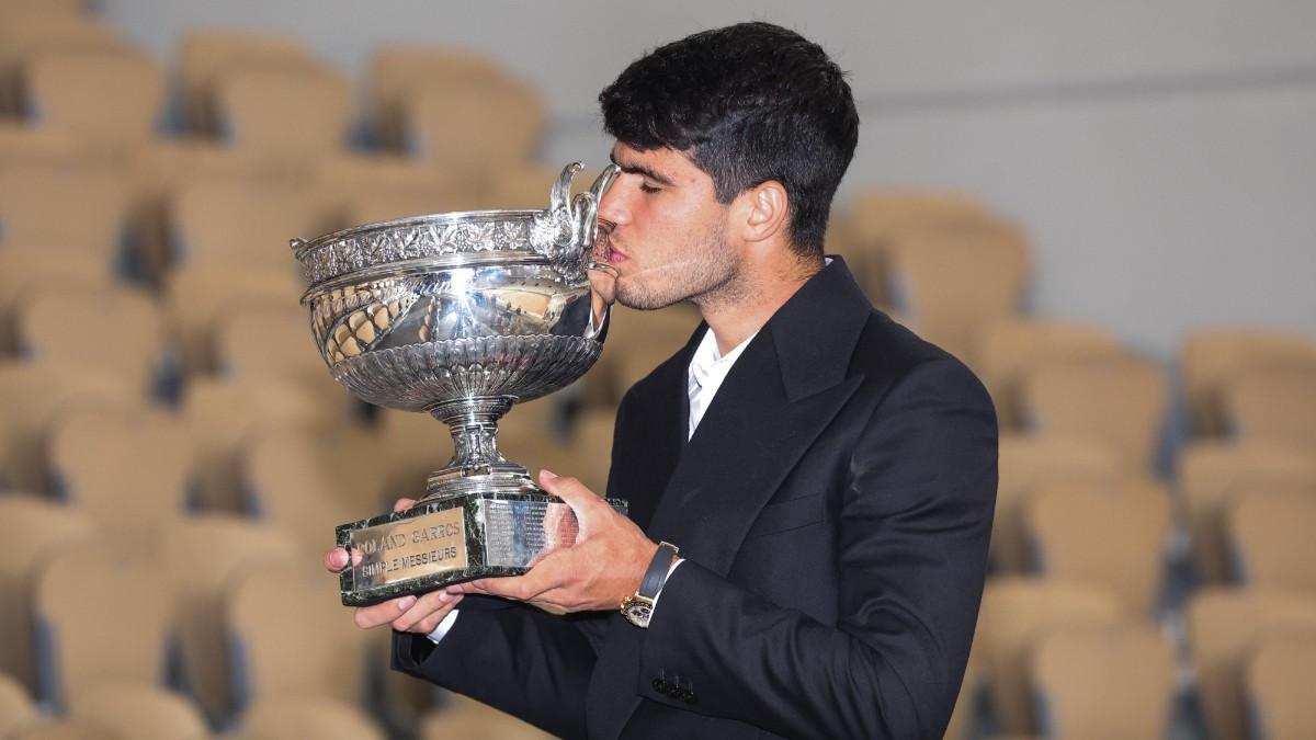 Carlos Alcaraz, con el título de Roland Garros del año 2024