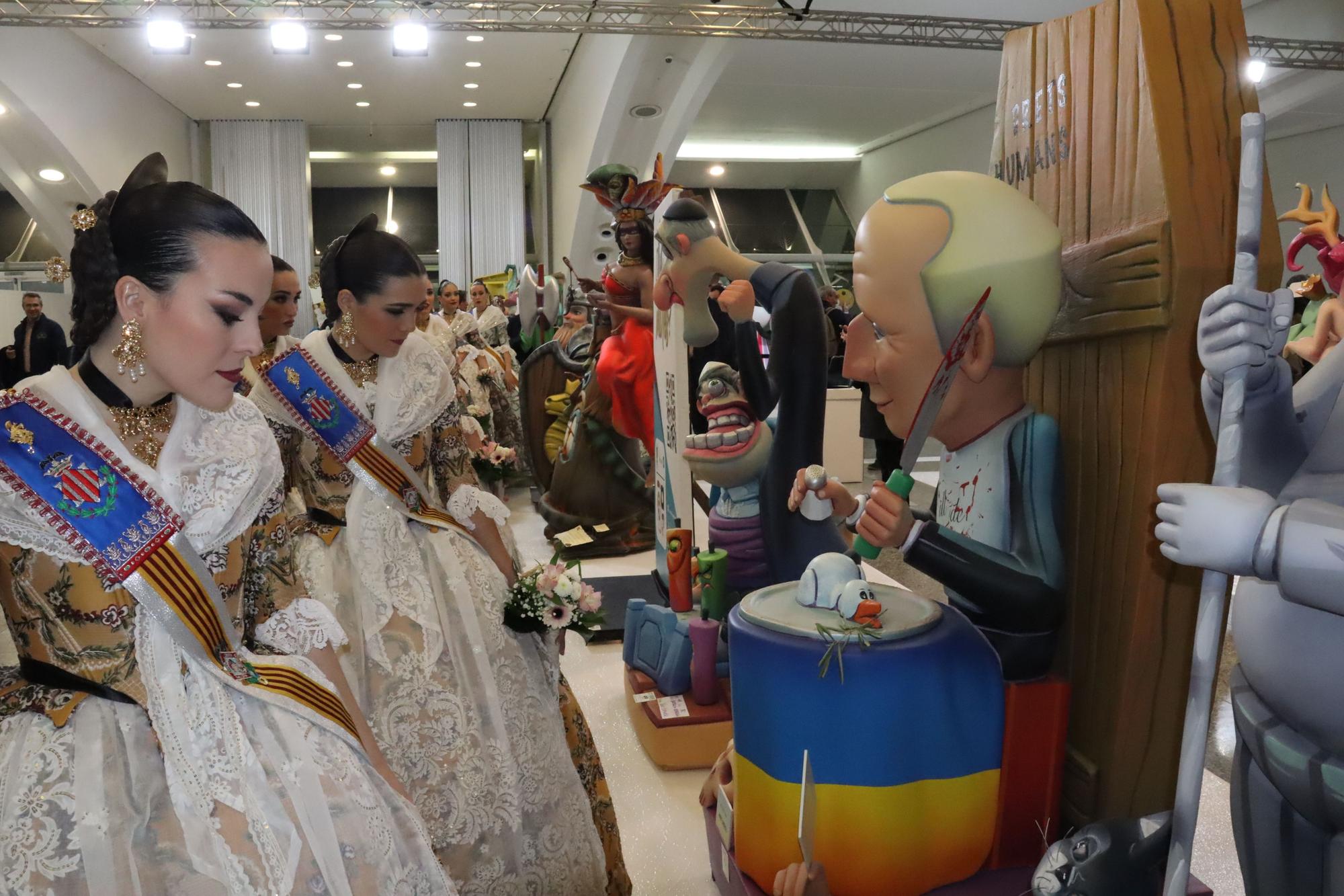 La comitiva oficial en la inauguración de la Exposición del Ninot