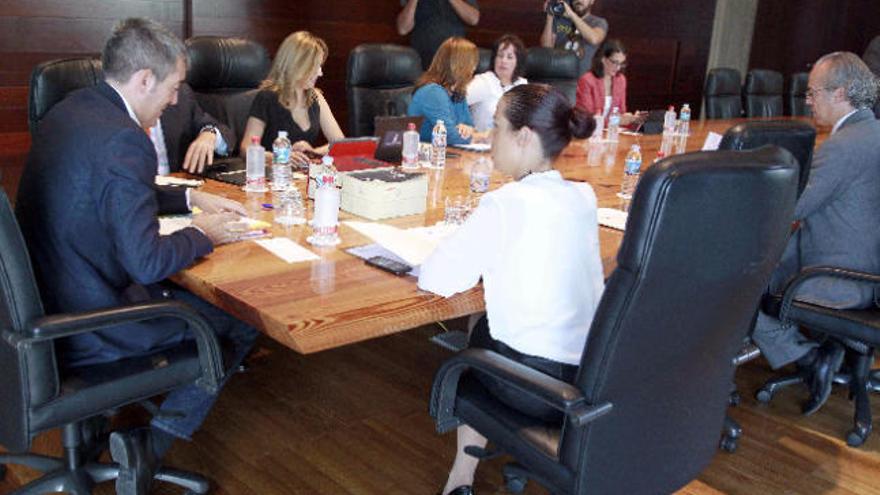 El presidente del Gobierno de Canarias, Fernando Clavijo (i), presidió la reunión del Consejo de Gobierno celebrada en la capital tinerfeña.