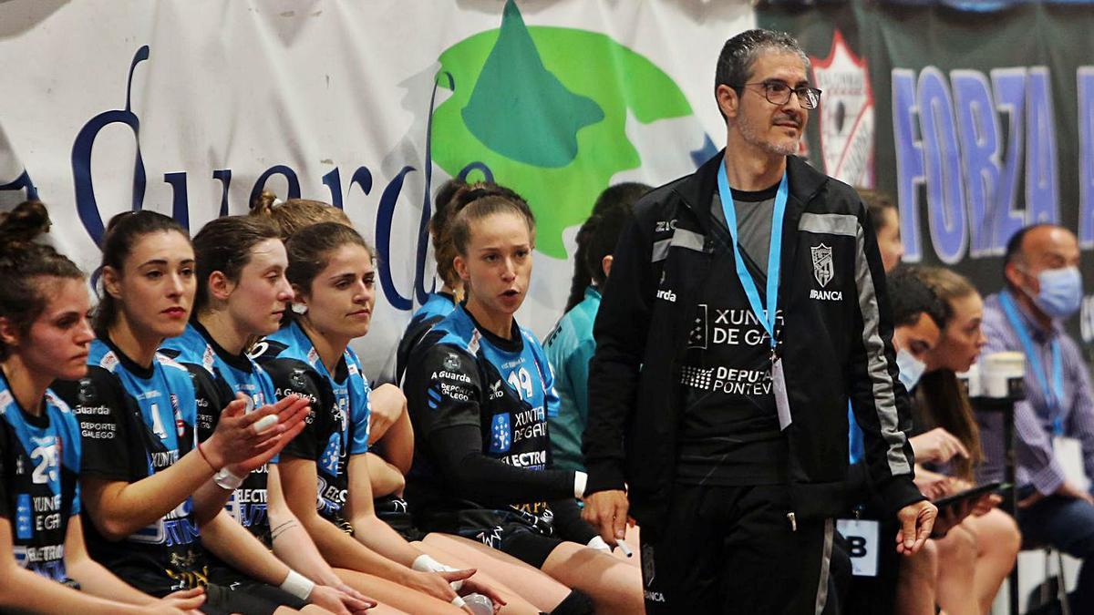 José Ignacio Prades da 
instrucciones desde el 
banquillo durante el 
partido de ayer.   | // M. G. BREA