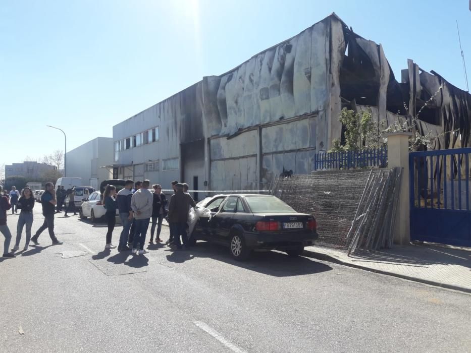 Un incendio destruye la nave industrial de dos empresas en Inca