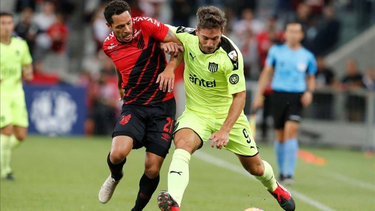 Peñarol y Athletico Paranaense chocaron en Brasil.