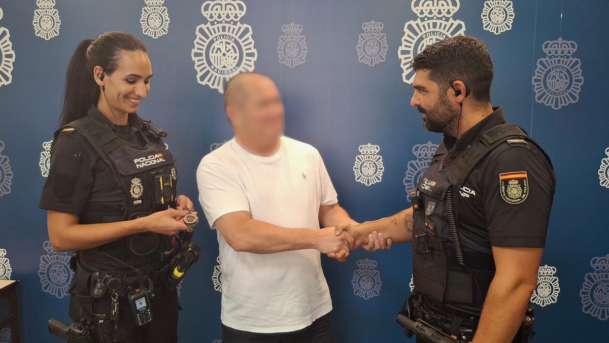 Agentes entregan en el reloj a la víctima del robo.