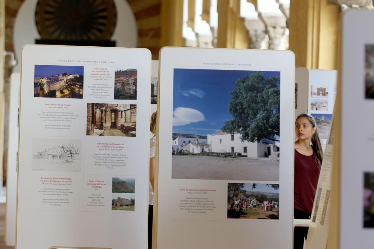 Exposición sobre patrimonio español en el patio de los Naranjos