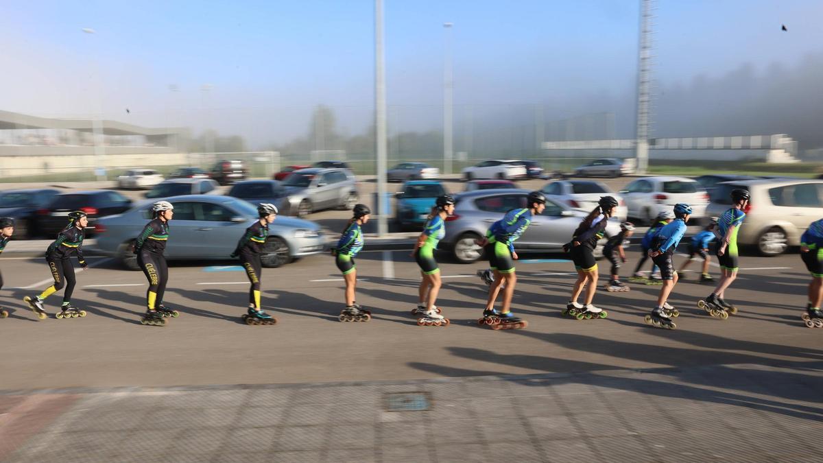 Entre coches o en polígonos industriales: los clubs de patinaje de Oviedo, obligados a desplazarse a Gijón para poder entrenar