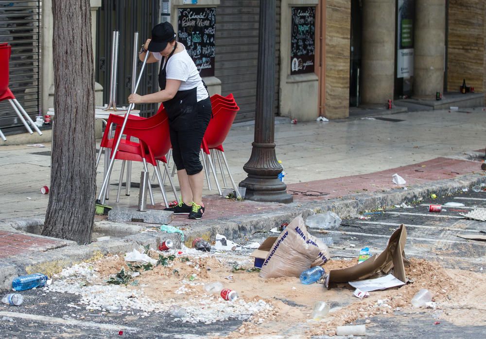 Las calles de Alicante se recuperan poco a poco de las fiestas