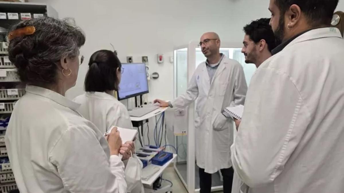 El doctor Marc Bonnin, cap del Servei de Pneumologia del Trueta i Santa Caterina, acompanya els components de l'equip d·HEALTH Barcelona que han fet la immersió clínica al centre.