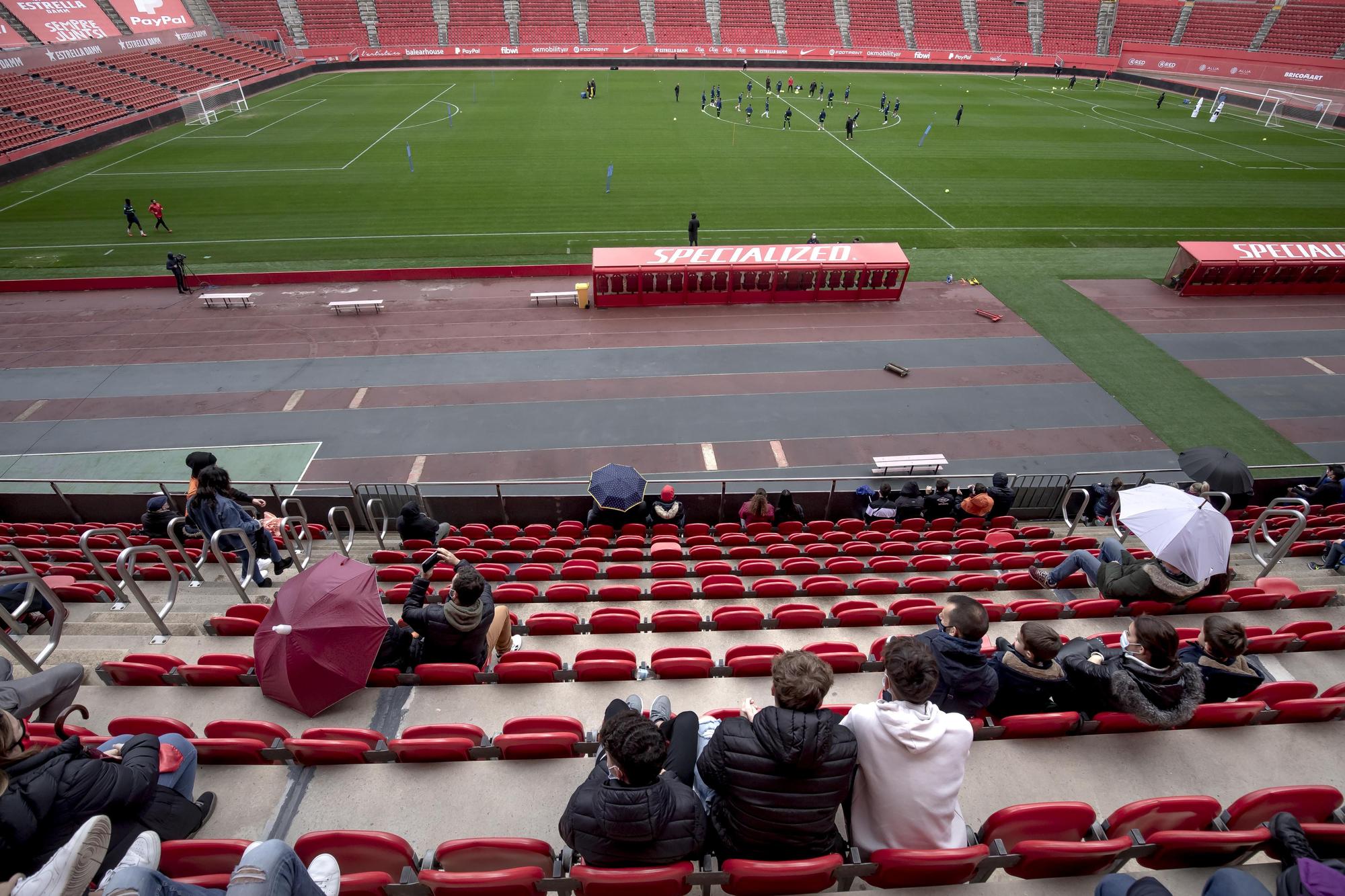 Medio millar de aficionados disfruta de la jornada de puertas abiertas del Real Mallorca