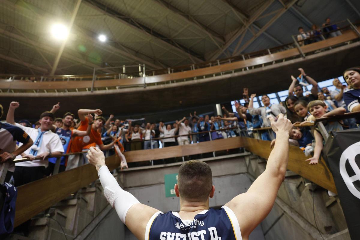 EN IMÁGENES: Así despidió la afición a un heroico Alimerka Oviedo Baloncesto tras caer con Estudiantes en la pelea por la ACB