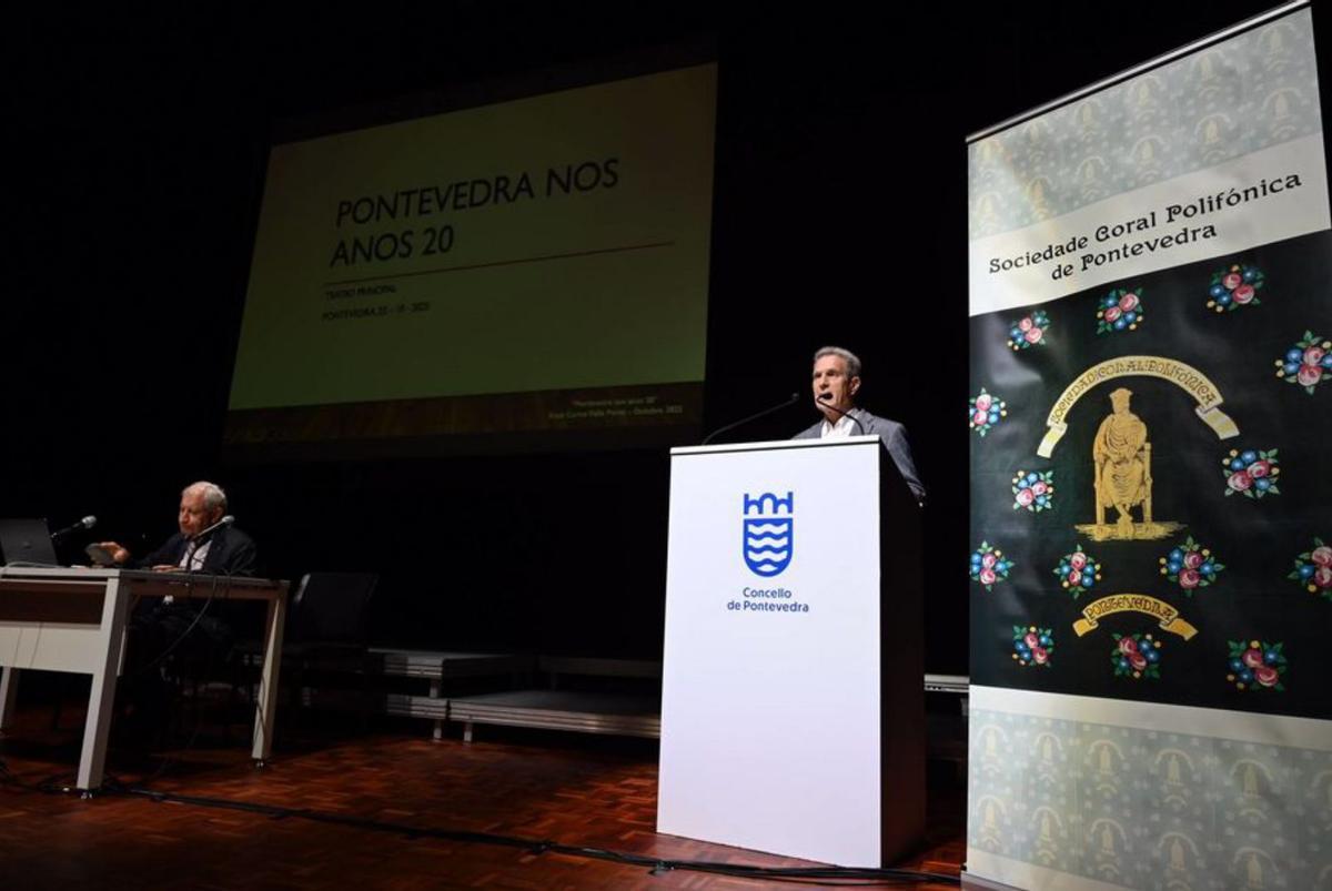 Carlos Valle, a la izquierda, abrió el ciclo. | Rafa Vázquez