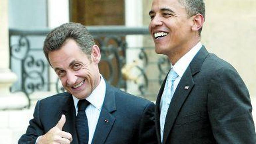 Nicolas Sarkozy y Barack Obama posan para los fotógrados en las puertas de El Elíseo. / reuters/jim young