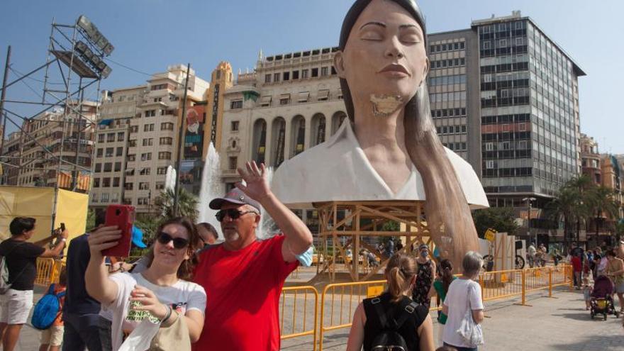 La Meditadora, obra de Escif, en la Plaza del Ayuntamiento