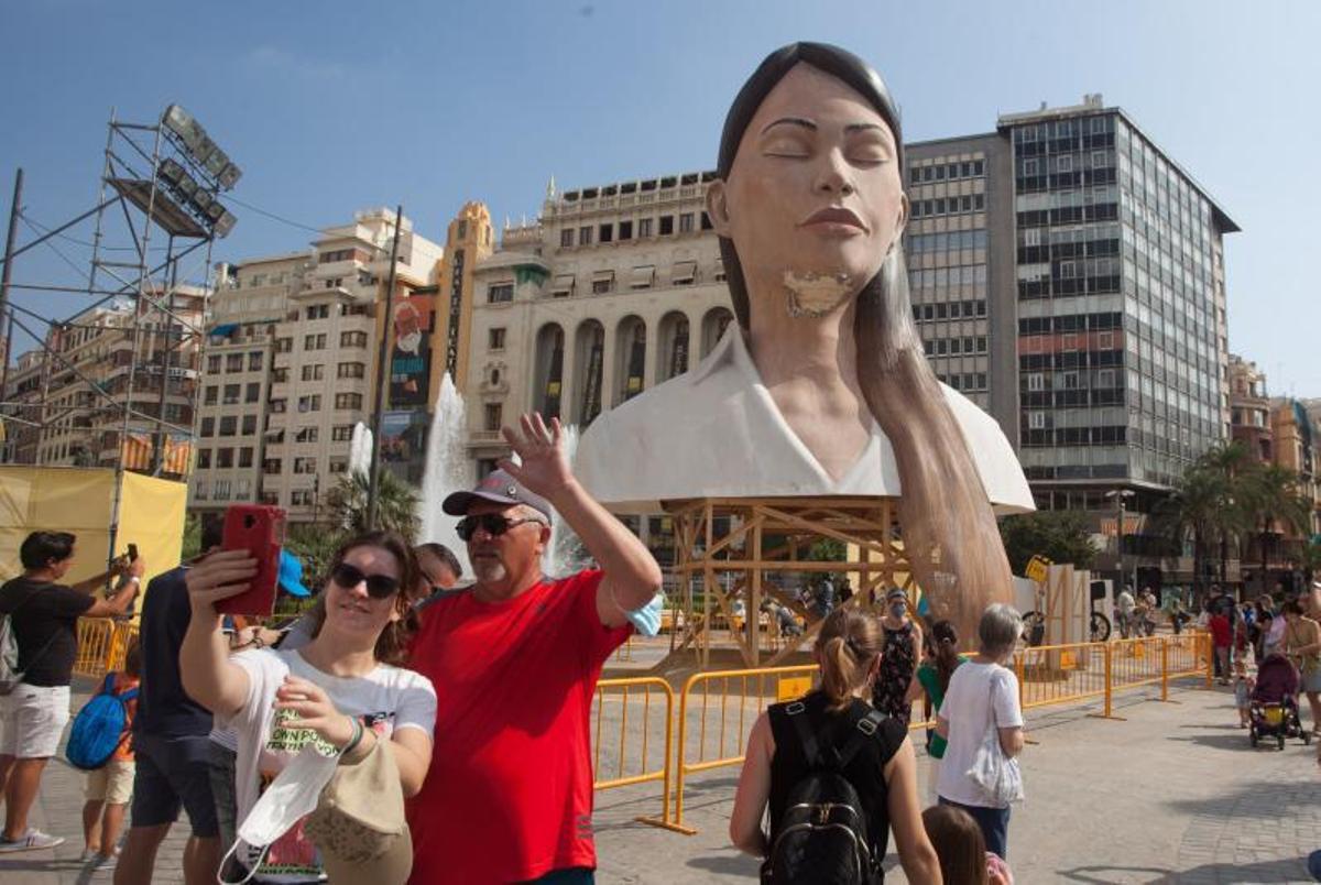 La Meditadora, obra de Escif, en la Plaza del Ayuntamiento. | FERNANDO BUSTAMANTE