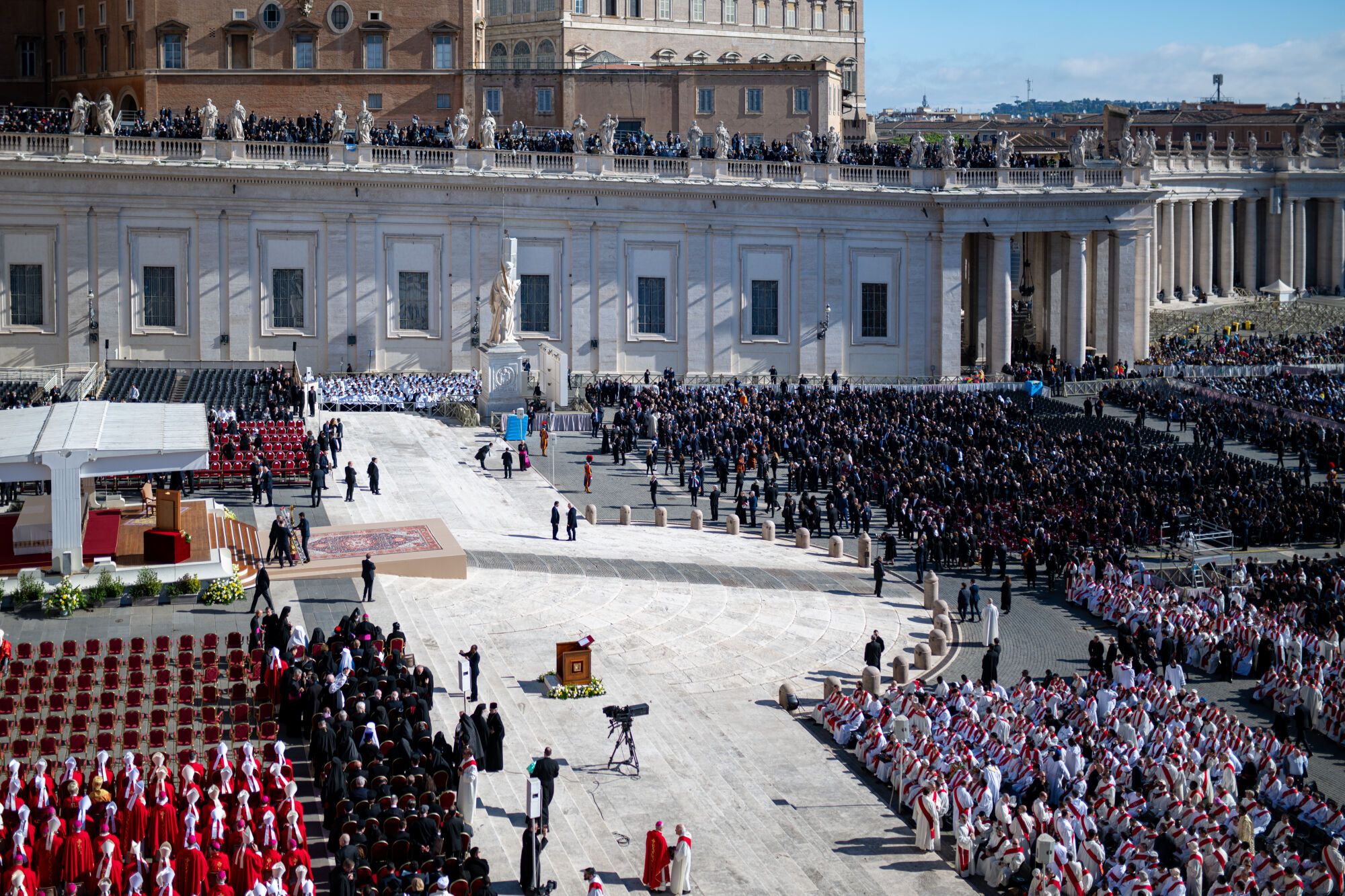 Miles de personas acuden al funeral del Papa, en la plaza de San Pedro, a 26 de abril de 2025, en Ciudad del Vaticano. El Papa Francisco I, fallecido el 21 de abril a los 88 años, ha sido velado por unas 250.000 personas en la Basílica de San Pedro durante 3 días y hoy se celebra la misa funeral. Posteriormente, se efectúa el recorrido que acompaña al féretro hasta la Basílica de Santa María la Mayor, donde será enterrado el Pontífice. 26 ABRIL 2025;FUNERAL;MISA;EXEQUIAL;ENTIERRO;PAPA;PONTÍFICE;MUERTE;FRANCISCO Lorena Sopêna / Europa Press 26/04/2025. Lorena Sopêna;