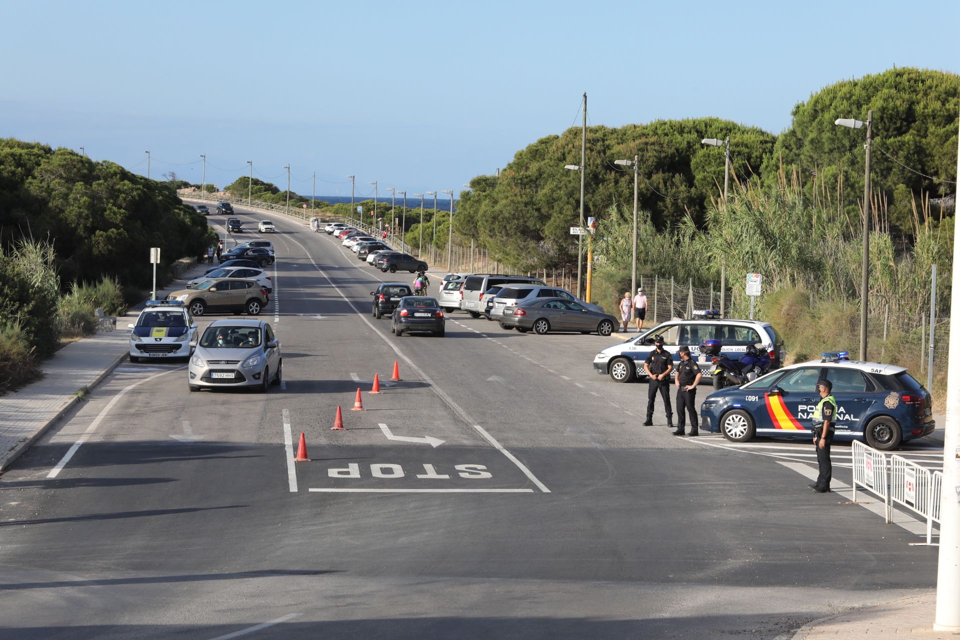 La policía desaloja la playa de Arenales en la noche de San Juan