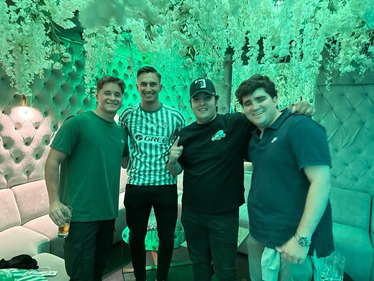 Alexandre, con la camiseta del Betis, y Javier, el promotor de la fiesta, a la derecha del todo.