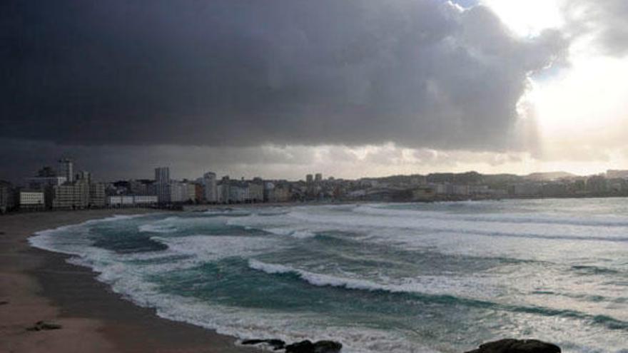 Nubes y claros sobre la playa de Riazor en A Coruña.