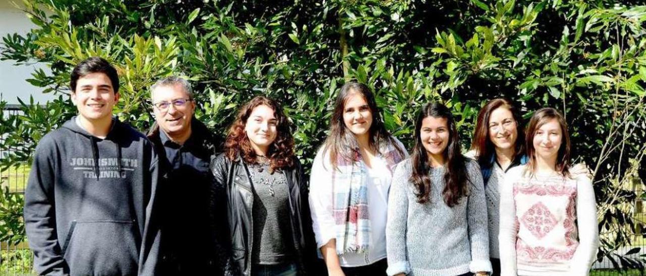 Los alumnos y profesores que participarán en el viaje educativo. // Gonzalo Núñez