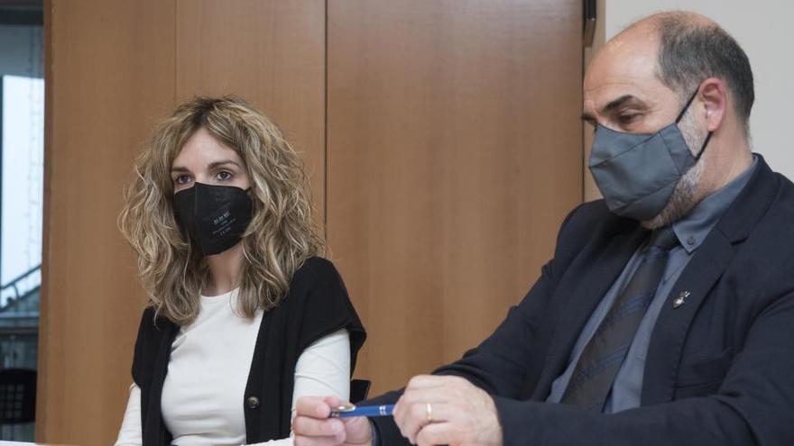 Èlia Tortolero (PSC) i l&#039;alcalde, Jordi Solernou, en la roda de premsa de dilluns en que es va comunicar la decisió